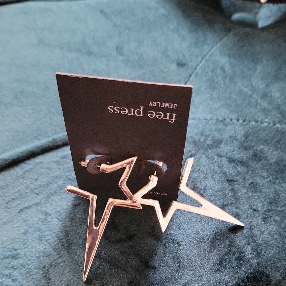 Free Press Silver Star Earrings - Picture 10 of 12